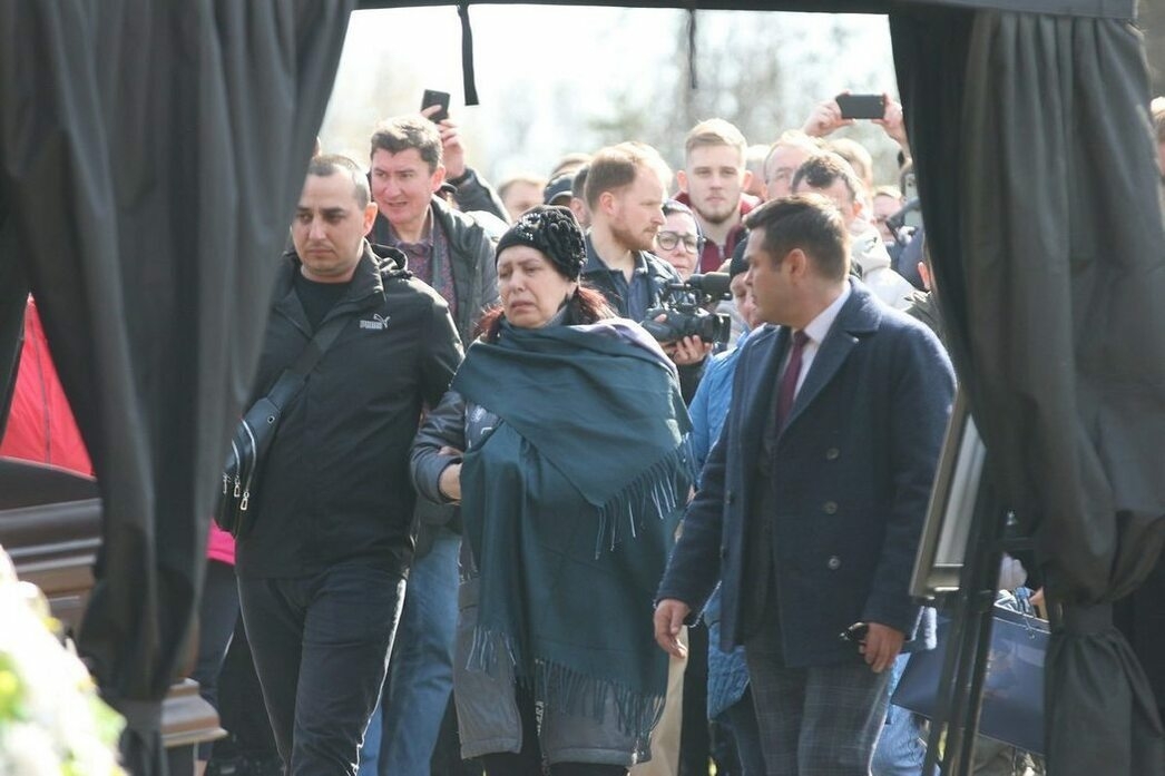 Кадры траурной церемонии прощания с Владленом Татарским. Мать погибшего