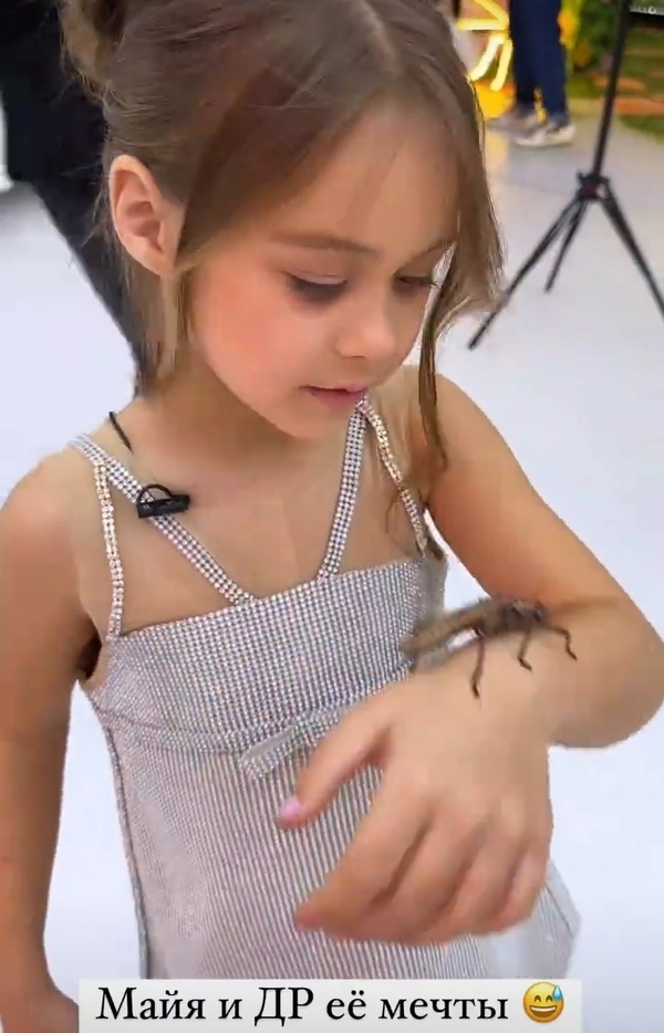 6-летняя Майя не боится тараканов и целуется с ними