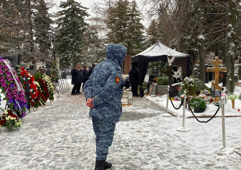 Безопасность обеспечивала многочисленная охрана