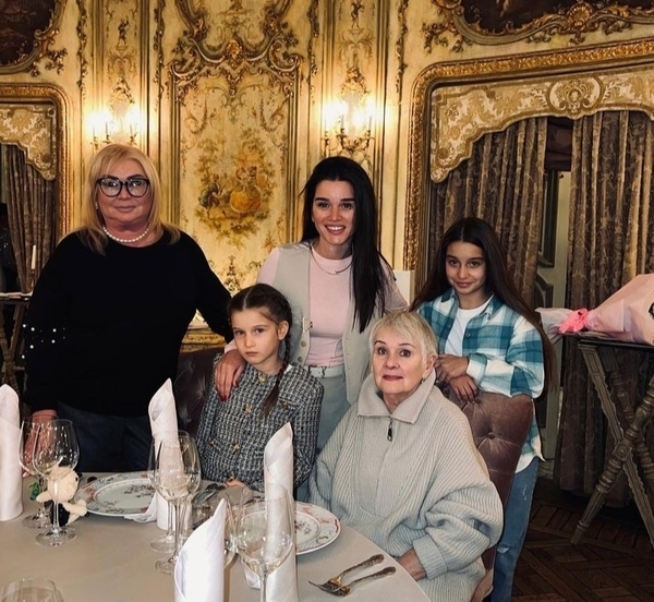 Ксения Бородина поздравила бабушку с 86-летием