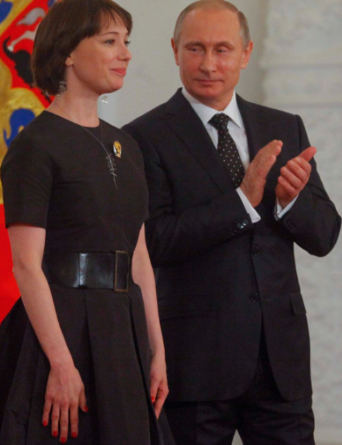 Чулпан Хаматова в Кремле получает награду от В.Путина