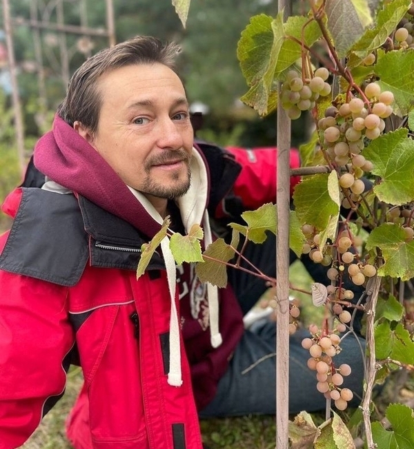 Сергей Безруков предпочитает жизнь в Подмосковье, хотя у него есть квартира в центре столицы. На 20 сотках в охраняемом поселке построены два деревянных дома, настоящая русская баня, несколько подсобных помещений, вместительный гараж на несколько автомобилей. Есть обустроенное место под барбекю с большим камином и мангалом.