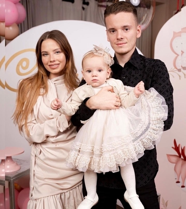 Арсений Шульгин с женой и дочерью