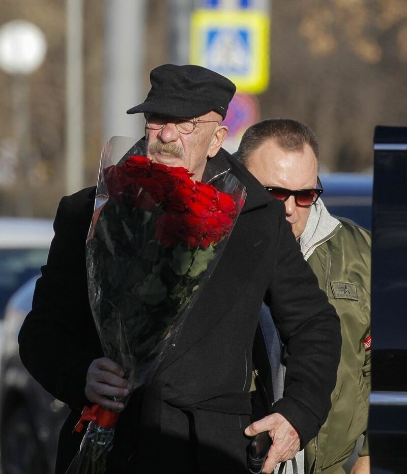 Александр Розенбаум на похоронах Михаила Жванецкого