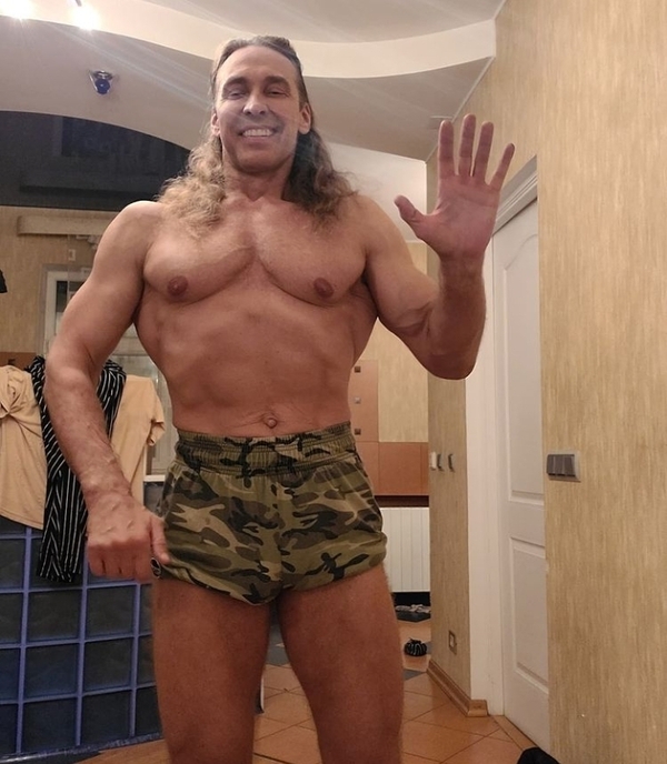 Сергей Глушко (Тарзан) вырос в семье военного. После школы он поступил в Ленинградскую военно-космическую академию имени Можайского, окончил ее в звании лейтенанта, а затем еще 3 года служил в армии