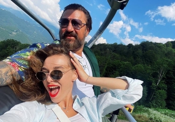Виктор Логинов с молодой женой отдыхают в Сочи