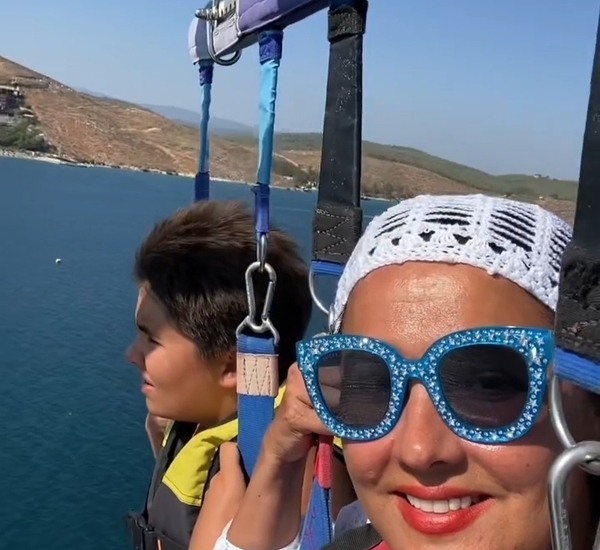 Анна Нетребко в Турции с сыном полетела на парашюте