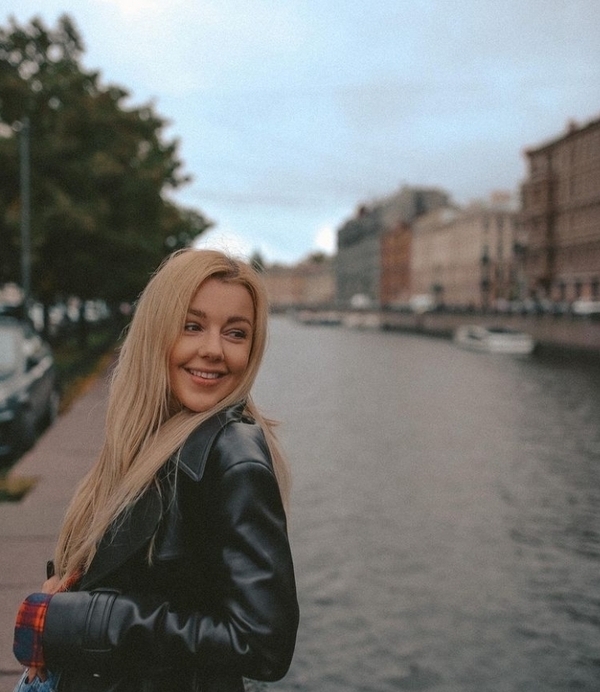 Юлианна Караулова наслаждается видами Санкт-Петербурга