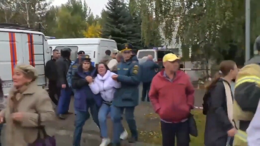 Сотрудники силовых структур охраняют место трагедии