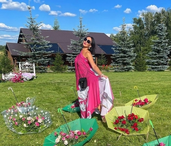 Алика Смехова наслаждается летом на даче