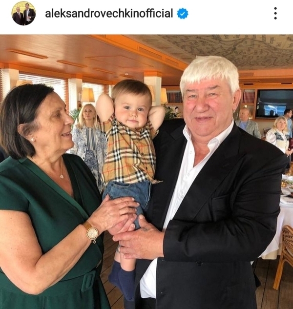 Родители Александра Овечкина со старшим внуком Сергеем