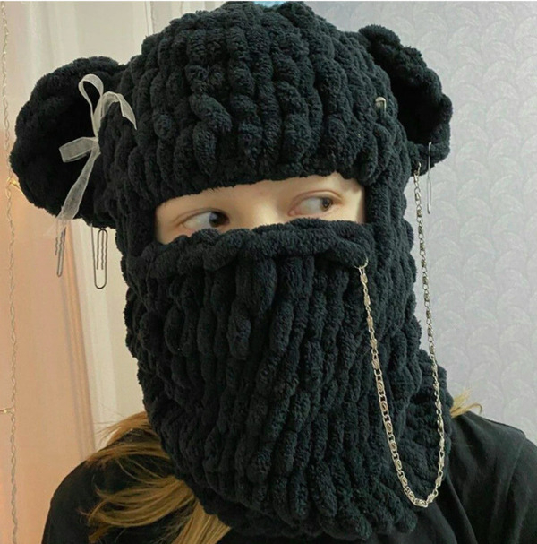 Модель в модной вязаной шапке
