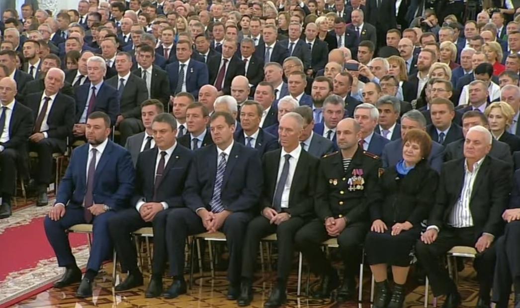 Депутаты в Георгиевском зале Кремля слушают речь В. Путина