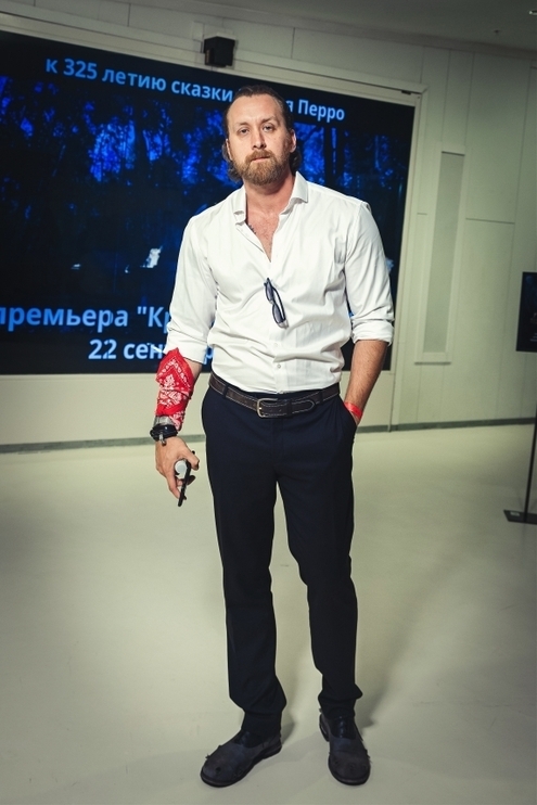 Данила Якушев, чтобы соблюсти дресс-код повязал на руку красную бандану