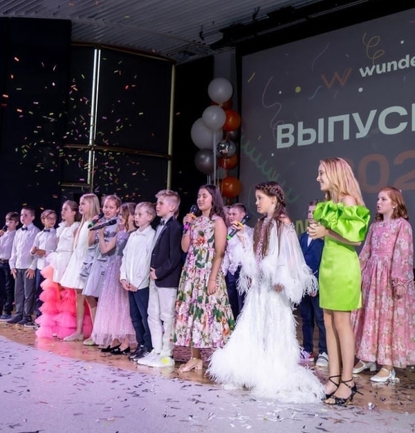 Алла-Виктория Киркорова на выпускном в начальной школе