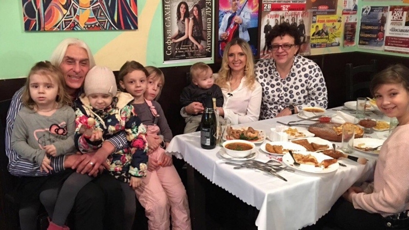 Роман Жуков с экс-супругой Еленой и детьми (одна дочь пары погибла из-за несчастного случая)