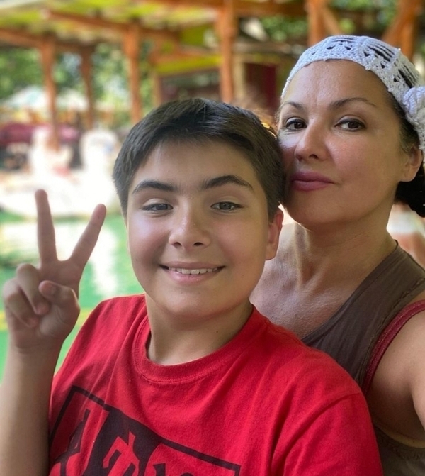 Анна Нетребко с сыном Тьяго в парке аттракционов