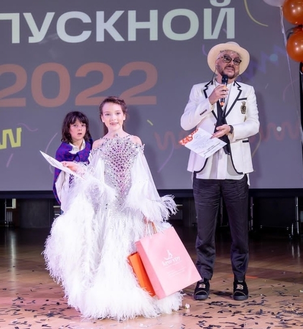 Алла-Виктория Киркорова на выпускном в начальной школе растрогала отца до слез