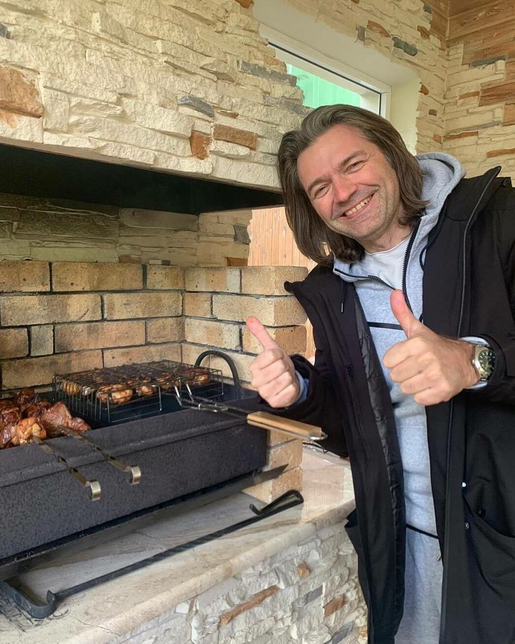 Дмитрий Маликов с удовольствием готовит шашлык