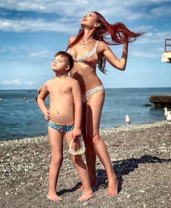 Эвелина Бледанс с сыном в Крыму