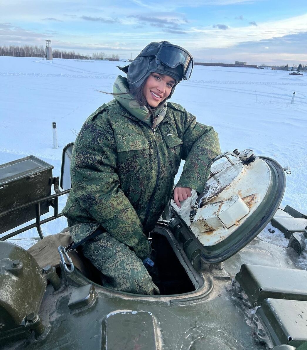 Ксения Бородина освоила вождение боевой машины