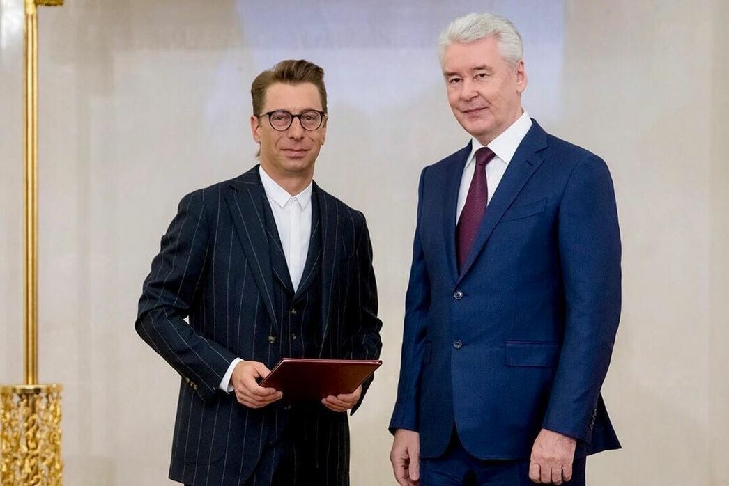 Михаил Зеленский получает профессиональную награду от Сергея Собянина