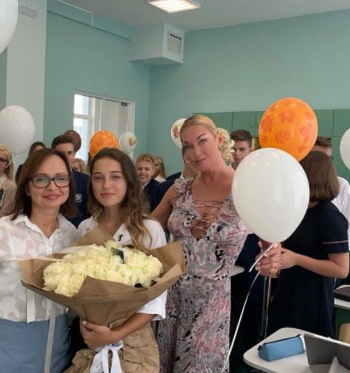 Анастасия Волочкова: "Учителям-терпения и благоразумия. Моя Ариадна сегодня идёт в 10-й класс в лицее. Как быстро летит время"(орфография и пунктуация автора сохранены, — прим. vizzoomir.com)
