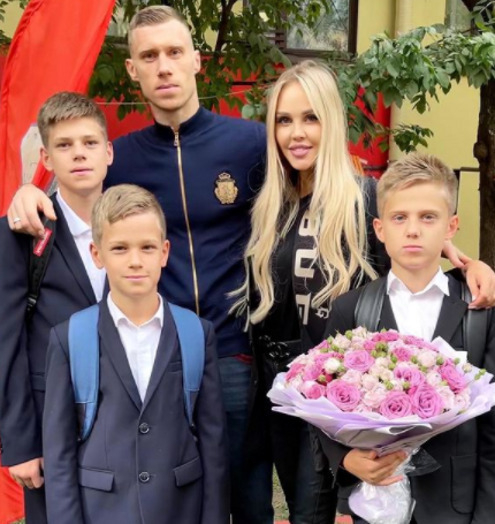 Мария и Павел Погребняк отвели детей Павла, Артема и Алексея в школу