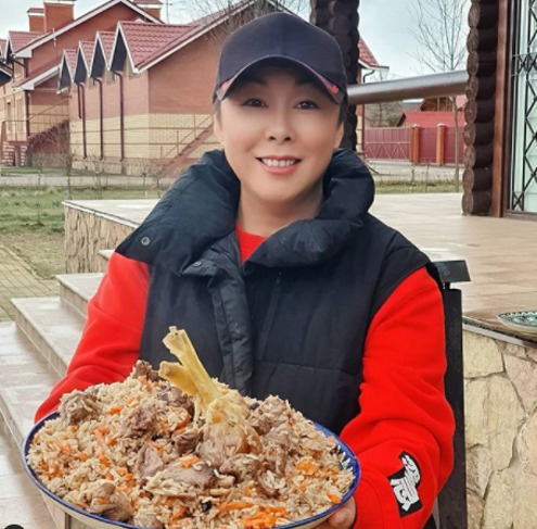 Анита Цой показал плов, приготовленный собственноручно