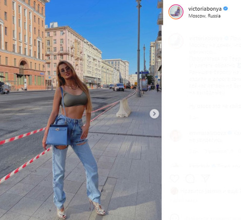 Виктория Боня гуляет по Москве