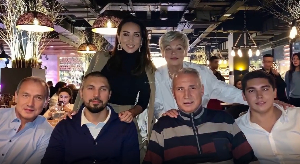 Алсу с отцом, мамой и братьями Маратом, Русланом и Ренардом