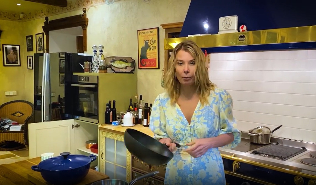 Юлия Высоцкая рассказала, какие сковородки есть у нее на кухне