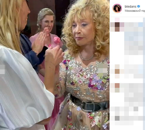 Алла Пугачева по просьбе Кристины сняла цветок с торта