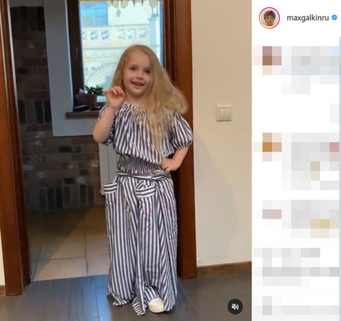 Лиза примерила мамино платье