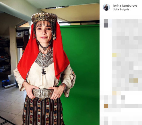 Лорина Камбурова в болгарском национальном костюме