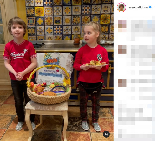 Лиза и Гарри поздравляют маму и папу с Пасхой