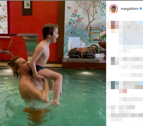 Максим Галкин играет с Гарри в бассейне