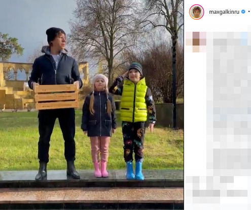 Максим Галкин с детьми работает весной в саду