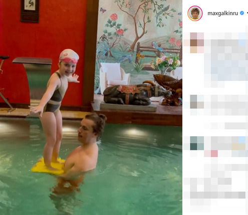 Максим Галкин играет с Лизой в бассейне