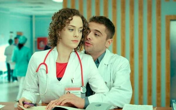 Аглая Тарасова и Илья Глинников. Кадр из сериала "Интерны"