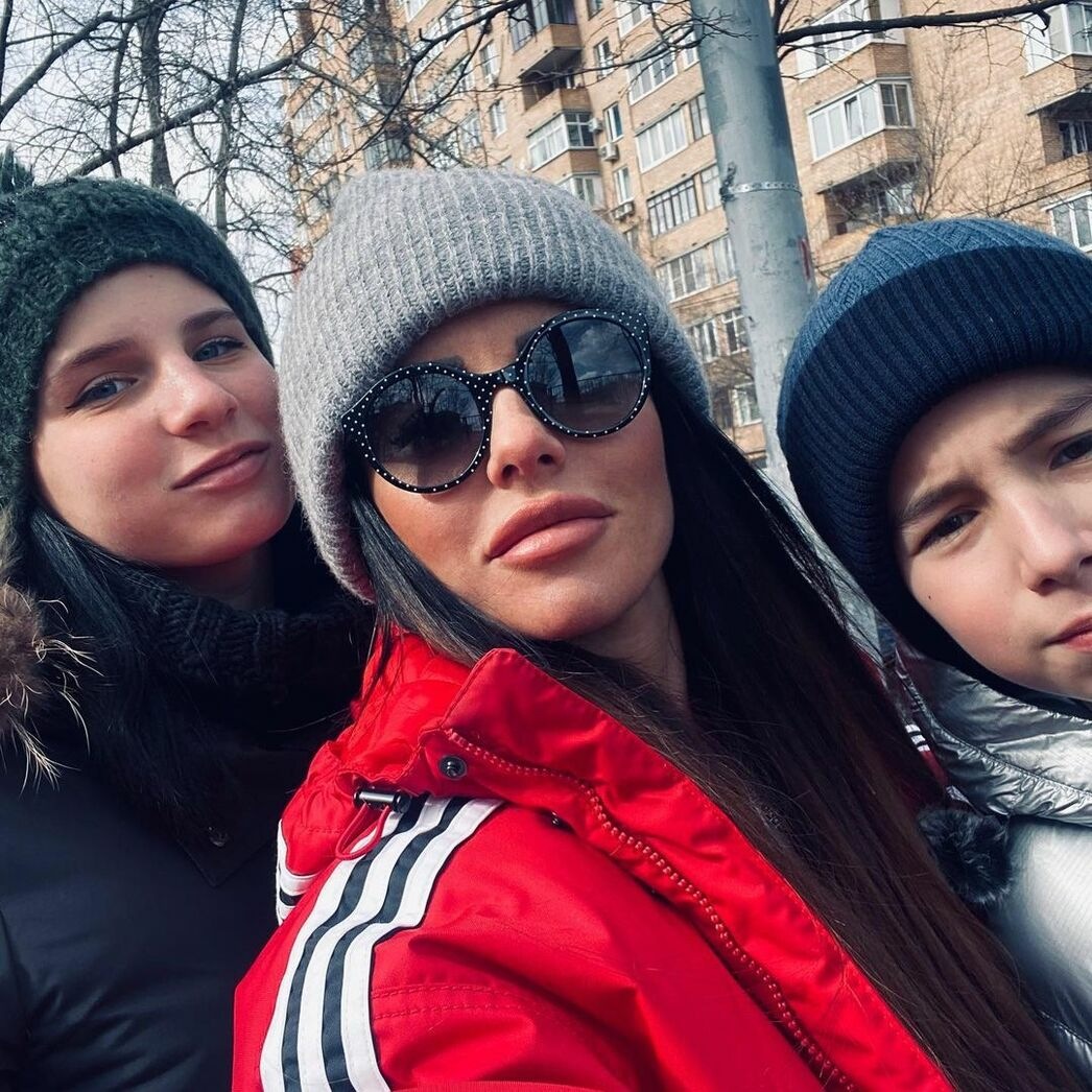 Юлия Волкова сегодня с дочерью и сыном