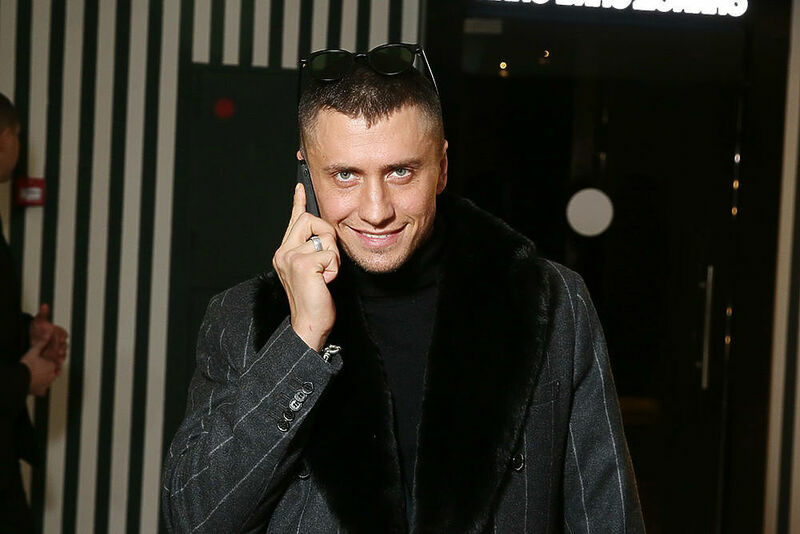 "Он реально десять дней не просыхает, пьет алкоголь в немереных количествах. Видимо, у него токсины закрыли его мозг. Привет Джигану, как говорится", - написала в соцсетях Агата Муцениеце о своем супруге Павле Прилучном. В итоге пара развелась