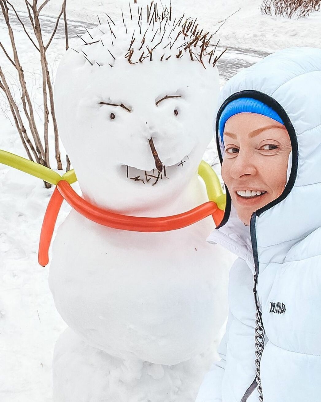 Жанна Эппле слепила снеговика