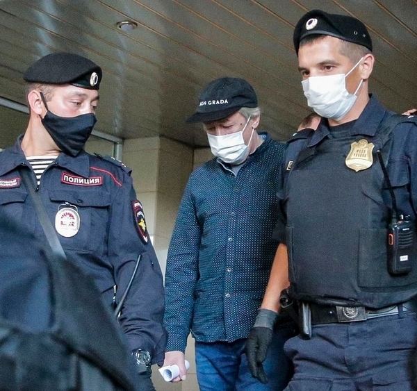 Актёр Михаил Ефремов выходит из здания суда