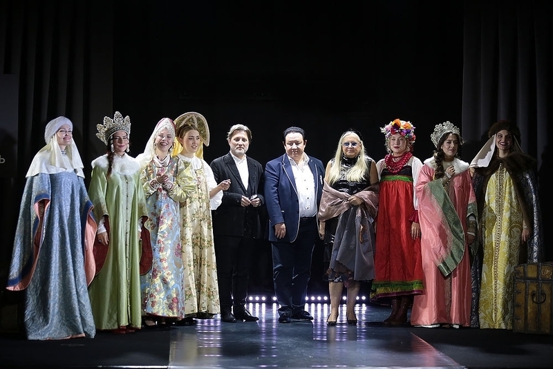 в центре - Иван Глазунов, Александр Митрошенков, Татьяна Михалкова