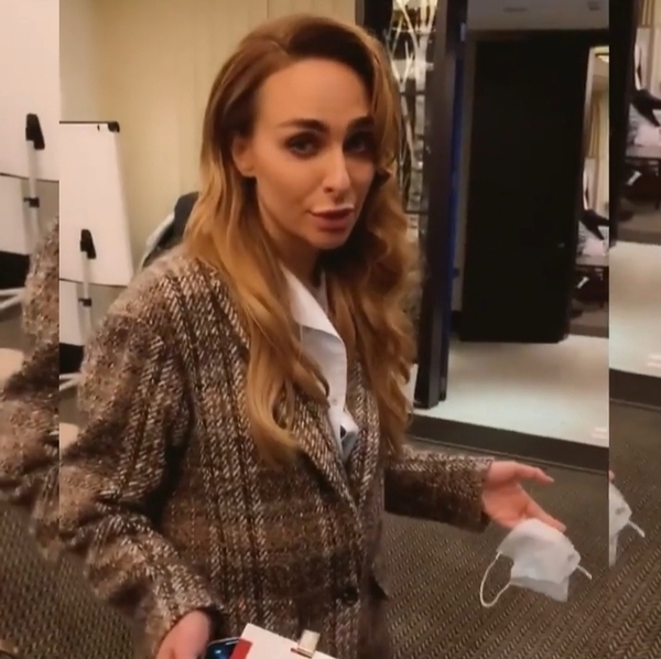 Екатерина Варнава спорит с охранником по поводу маски