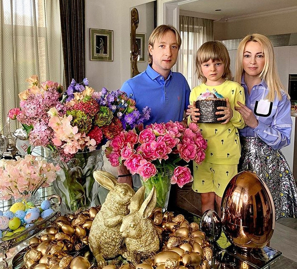 Яна Рудковская и Евгений Плющенко с сыном