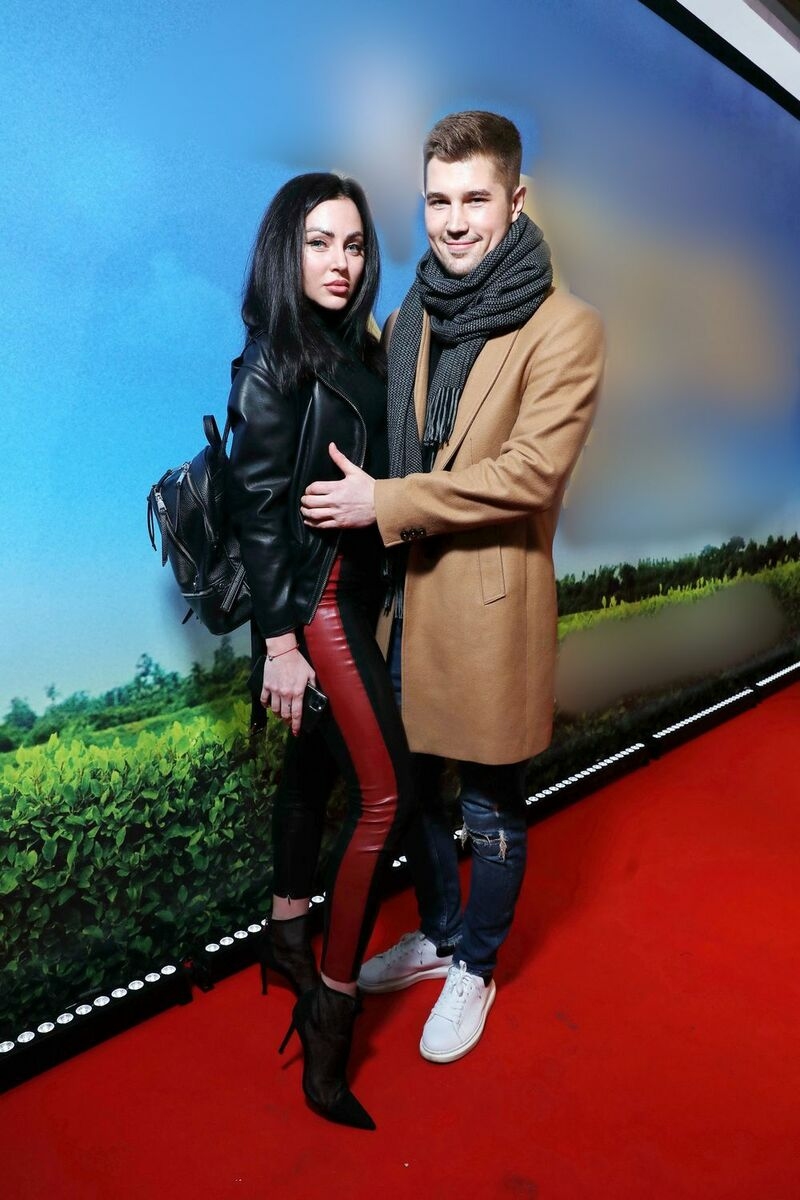 Роман Гриценко со спутницей