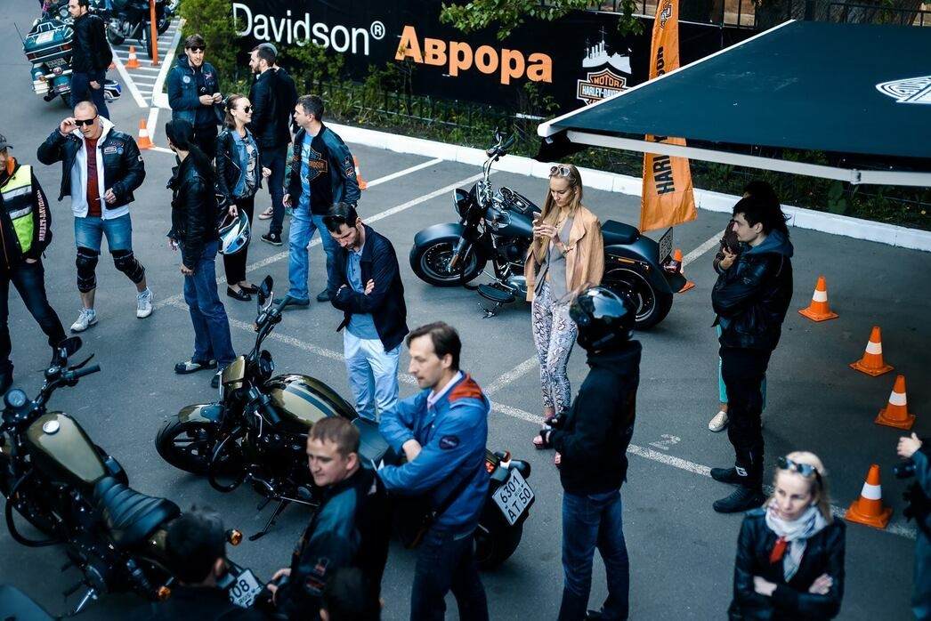 Подготовка к заезду. Старт - от салона Harley-Davidson Аврора Санкт-Петербург. В центре - актриса Полина Сидихина