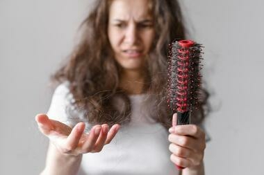 Почему после 35 резко начинают выпадать волосы — и что делать